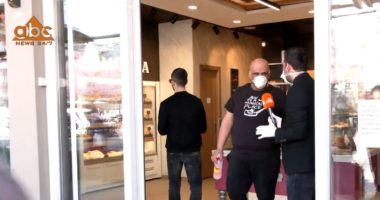 Veprimi i veçantë në Tiranë: Punonjësi dezinfekton çdo qytetar që futet për të blerë në furrë