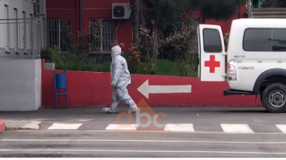 VIDEO/ Një e moshuar dërgohet me autoambulancë tek Infektivi