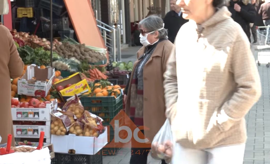 Paniku nga koronavirusi, dyndje në marketet e Tiranës, qytetarët: Kemi blerë për dy javë