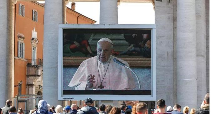 Koronavirusi/ Papa Fraçesku nuk doli sot në dritare: Si ua përcolli mesazhin besimtarëve