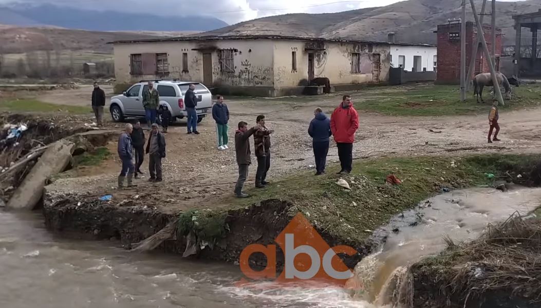 Reshjet e dendura të shiut, shembet ura në Pogradec