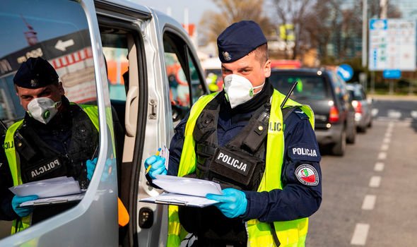 Po merremi me koronavirusin, ju lutemi mos bëni shkelje: Njoftimi epik i policisë polake ndaj kriminelëve