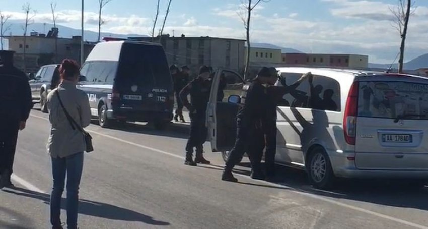 Policia postblloqe në Vlorë, kontrolle në automjetet e dyshimta