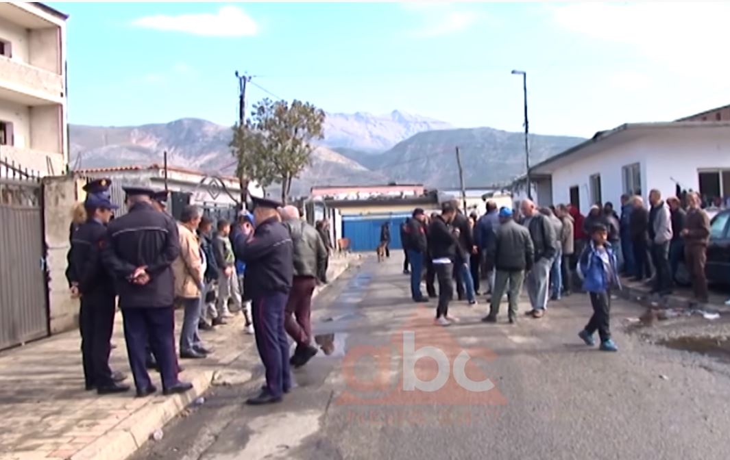 “Ose hiq erën, ose hiq fabrikën”, banorët përplasën me policinë në Lezhë