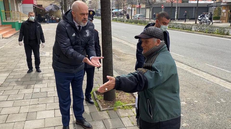 FOTO/ “Ku po shkon mo vlla…”: Rama del vetë në patrullim rrugëve të Tiranës