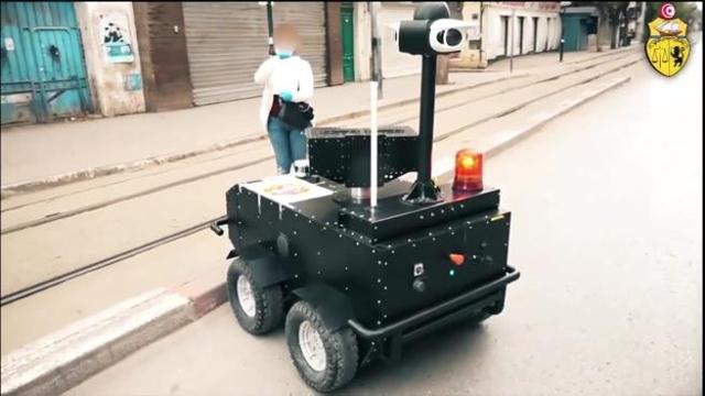 COVID-19/ Tunizia përdor robotë për të kontrolluar lëvizjen e njerëzve në rrugë