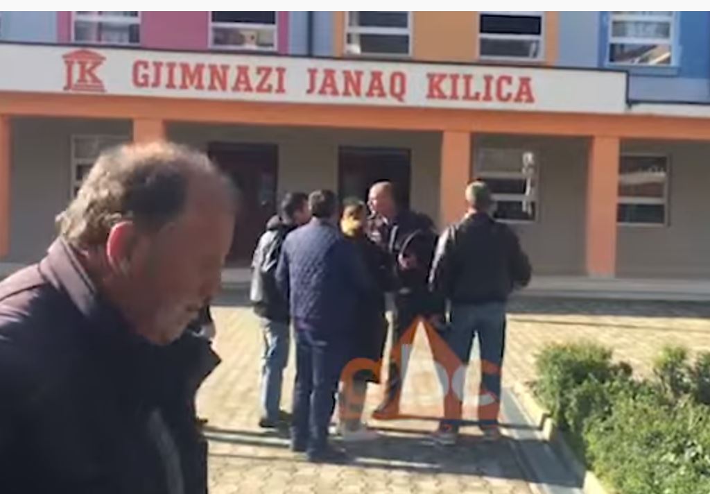 Pezullohet mësimi në shkollën “Janaq Kilica” në Fier, mjekët: Gjendja nën kontroll, simptomat do të zgjasin disa ditë