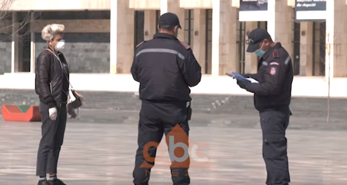 Në rrugë pas orës 10:00, të pa bindurit nuk ju tremben gjobave, policia ndalon këmbësorët