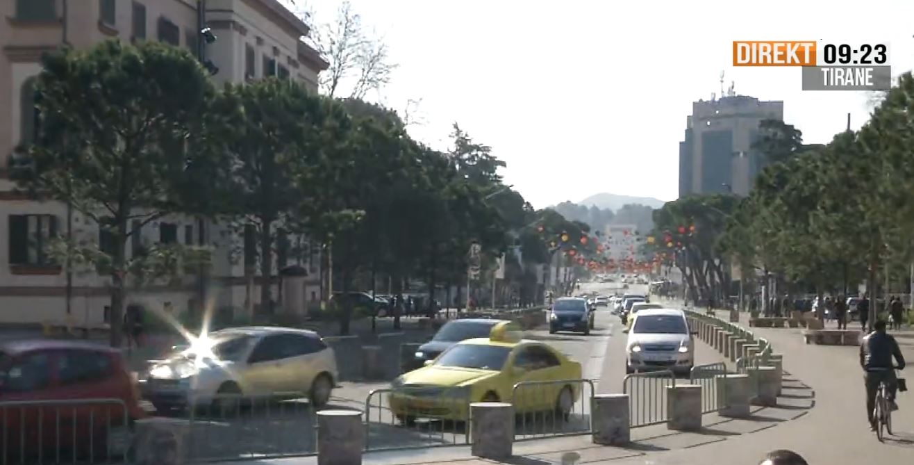 Coronavirus / From empty shopping malls to public transport, how Tirana looks today