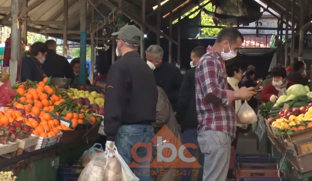 “Luftë” për bukë, qytetarët e rretheve sfidojnë koronavirusin, radhë në tregje dhe furra buke