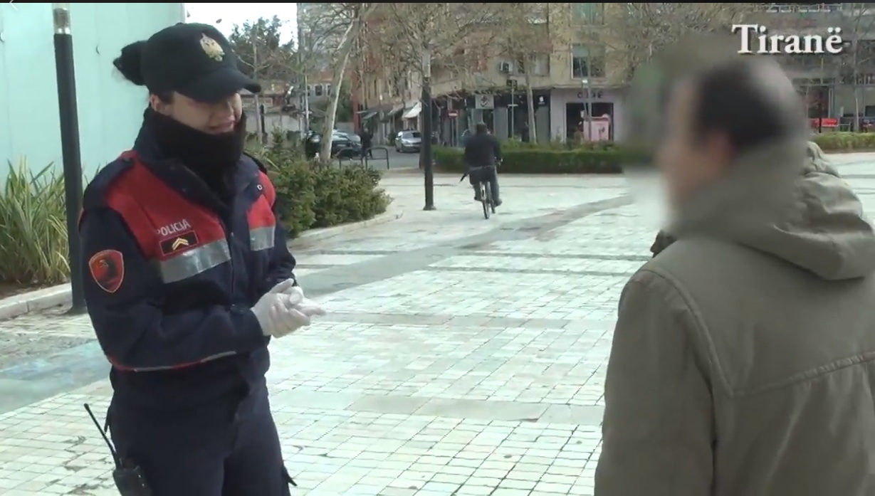 VIDEO/ Urgjent në shtëpi, nuk është koha për shëtitje: Policia, “kap” të moshuarit e pabindur në rrugë