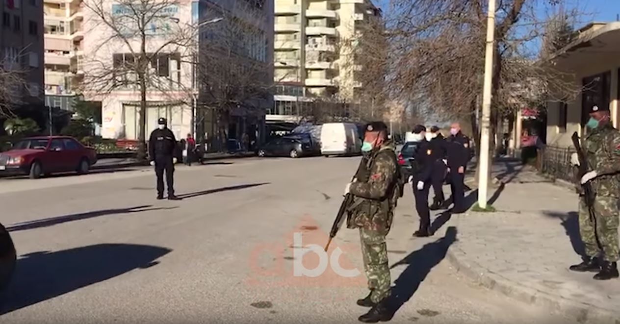 Paralizohet gjithçka, policia dhe ushtria në rrugë, si paraqitet situata në Vlorë