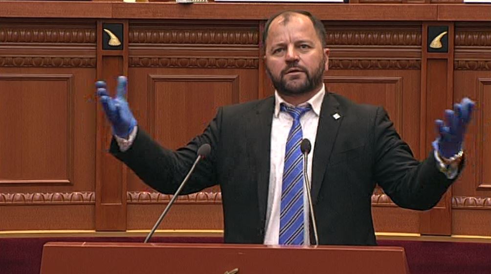 FOTO/ Berberët pushim në kohë pandemie, deputetët shfaqen pa qethur në Kuvend