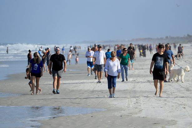 30 minuta pas rihapjes, qindra njerëz mbushin plazhin në Florida