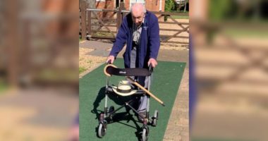 Duke bërë 100 xhiro, 99-vjeçari mbledh 2 milion paund për të ndihmuar mjekët që po luftojnë Covid-19