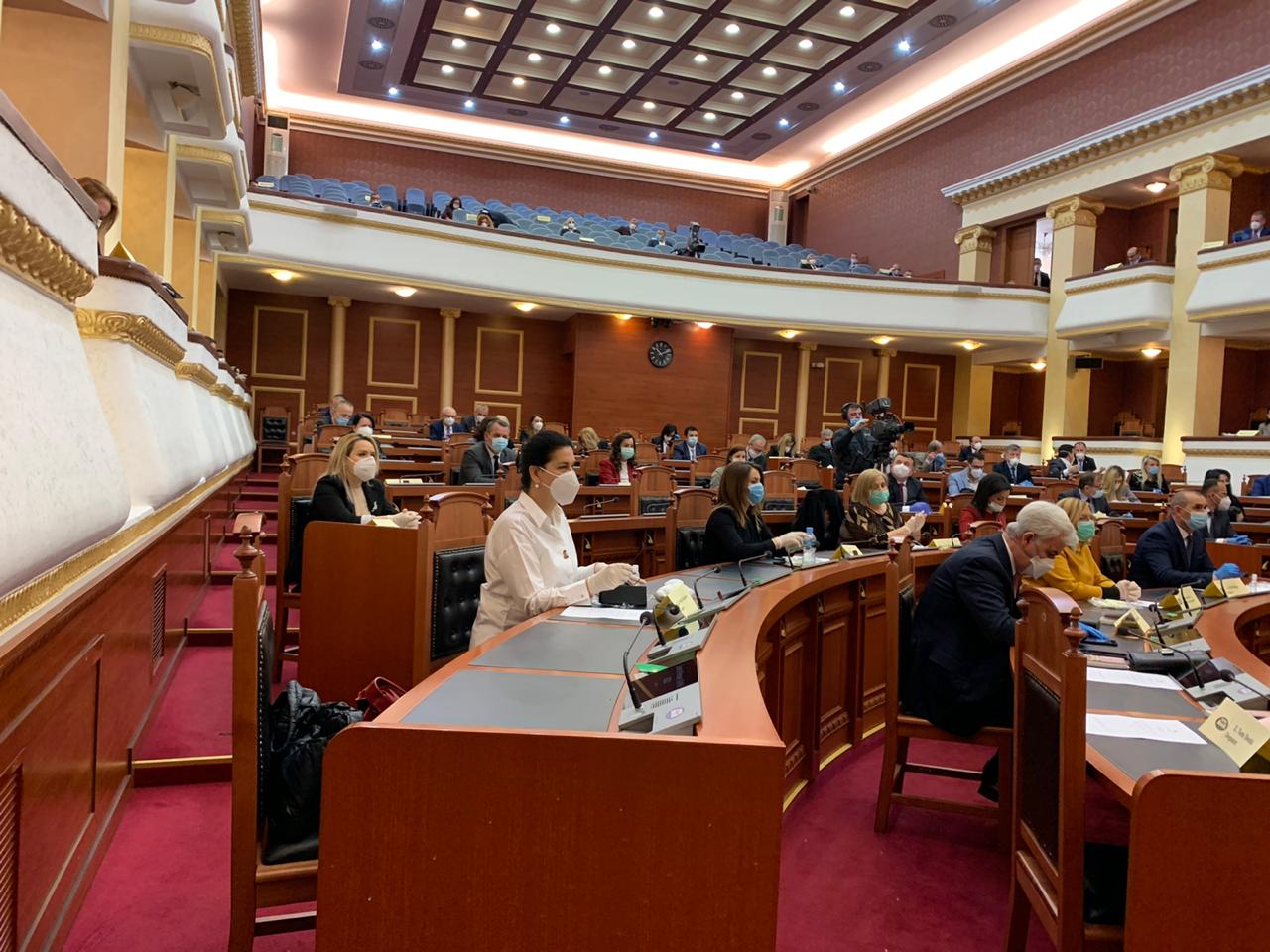 Deputetët në Kuvend të pajisur me maska e doreza, këto janë 12 pikat në rend dite