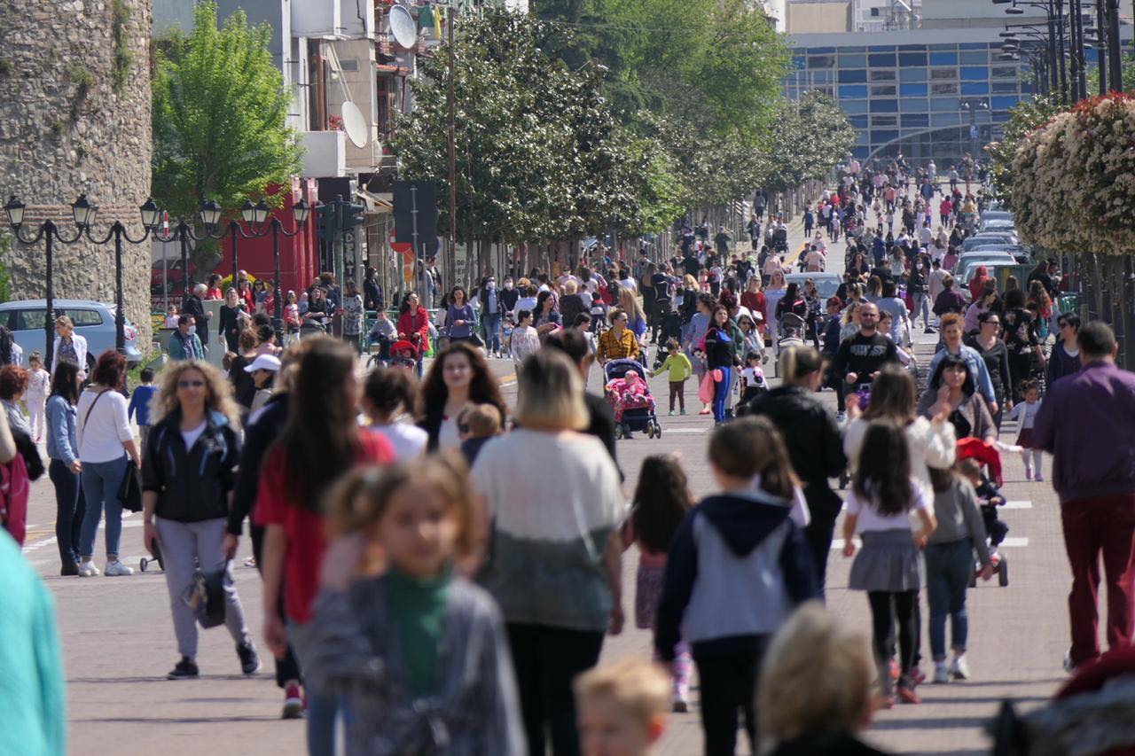 Elbasani sot si në situatë normale, qyteti “u pushtua” nga nënat dhe fëmijët