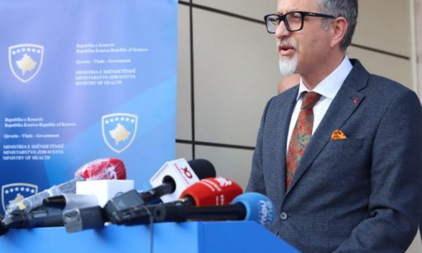 Ministria e Shëndetësisë i përgjigjet Behgjet Pacollit: S’do trajtohesh ndryshe nga qytetarët e tjerë