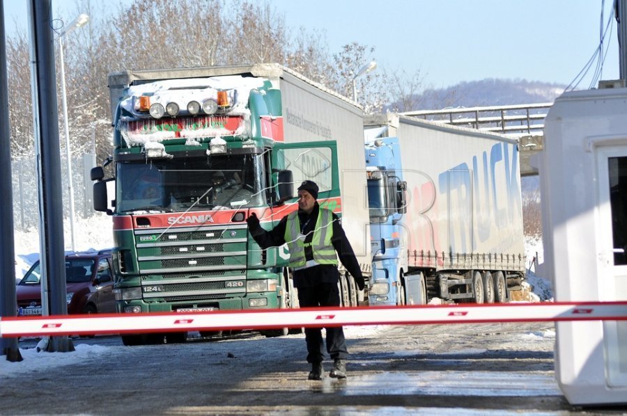 Serbia bllokon hyrjen e kamionëve nga Kosova