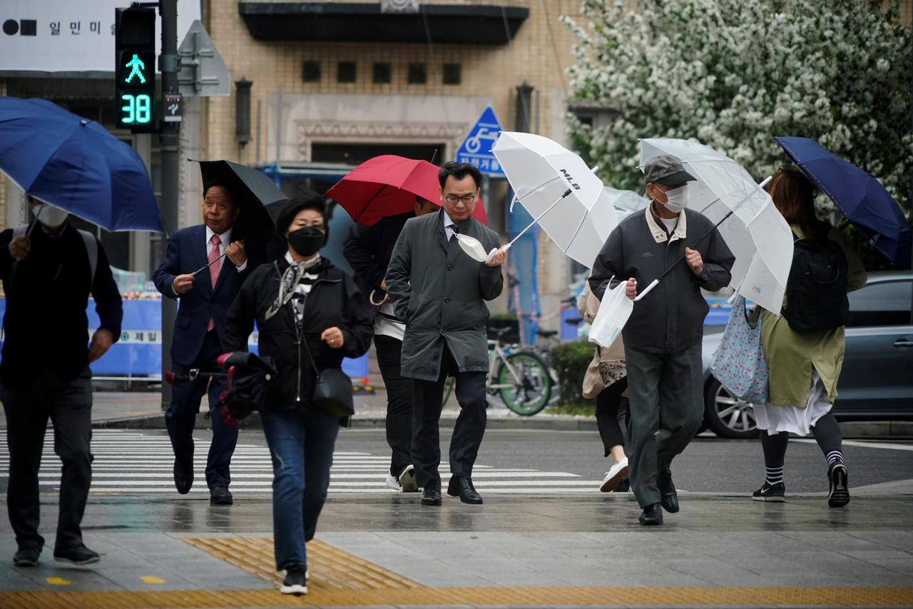 Koreja e Jugut mbyll sfidën me koronavirusin, i rikthehet normalitetit, qytetarët shkojnë në punë