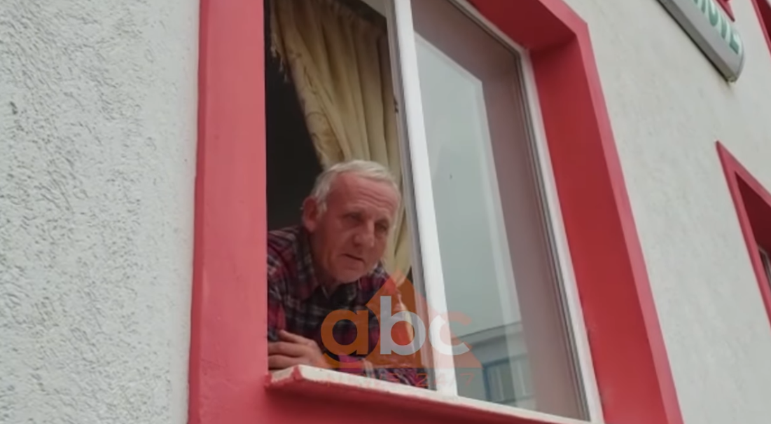 Emigrantët e kthyer nga Greqia strehohen falas në Libohovë, një nënë me tre fëmijë mbeten në kufi