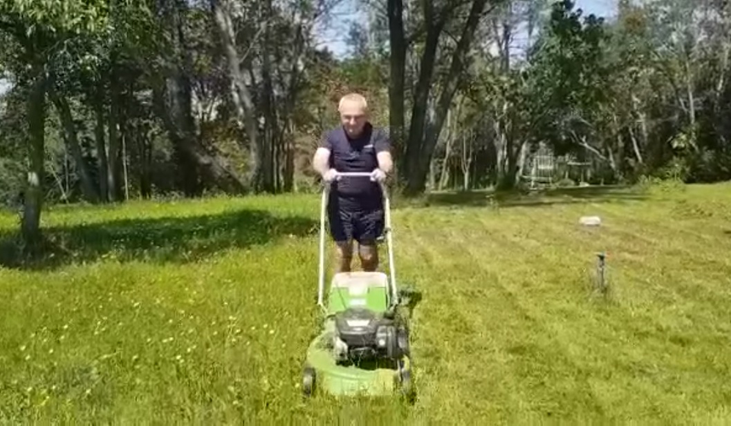 VIDEO/ Meta e kalon javën duke kositur barin në Lalëz