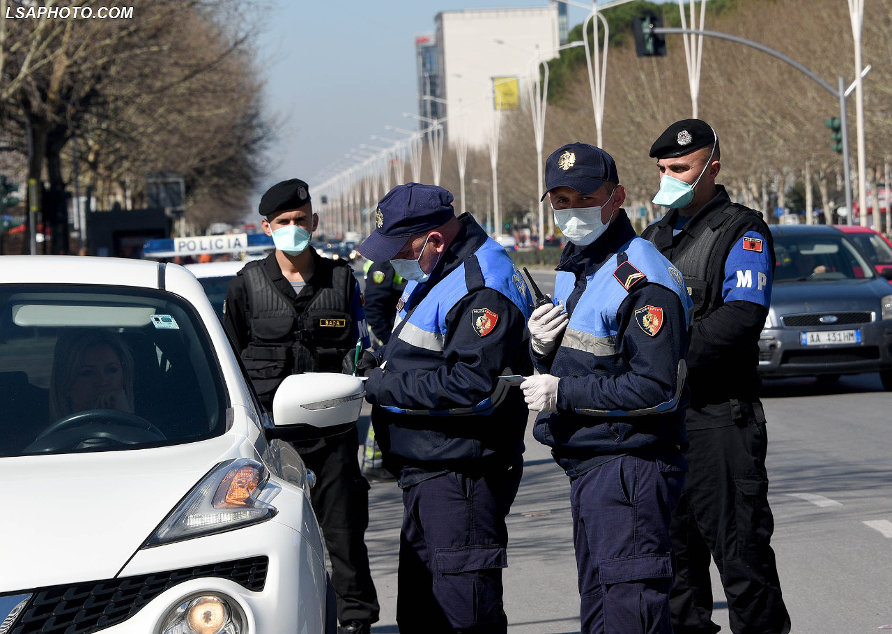 “Tapë” në timon dhe pa leje në rrugë, arrestohet 45-vjeçari në Berat