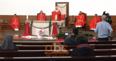 E diela e dafinave në katedralen e “Shen Palit”, për shkak të covid-19, pak besimtarë gjatë meshës së shenjtë