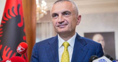 Meta uron besimtarët ortodoksë për Pashkët: Le të falim sot më shumë solidaritet mbarëkombëtar e paqe