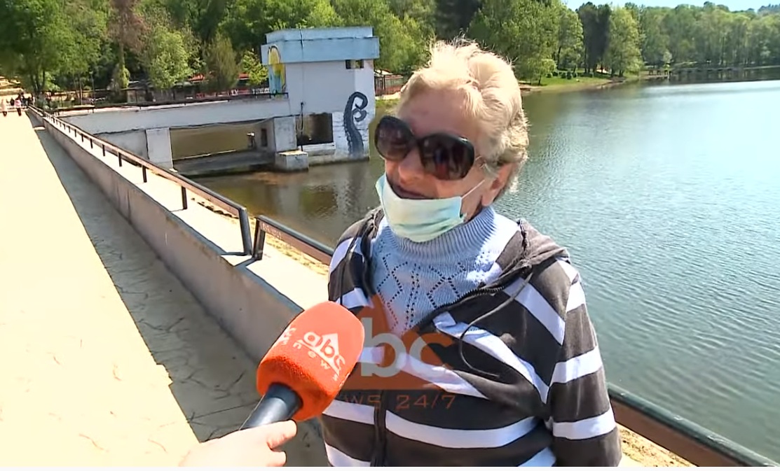 “Liqeni më ka shëruar”: Kishte dy muaj pa dalë, e moshuara nga Tirana e shijon xhiron
