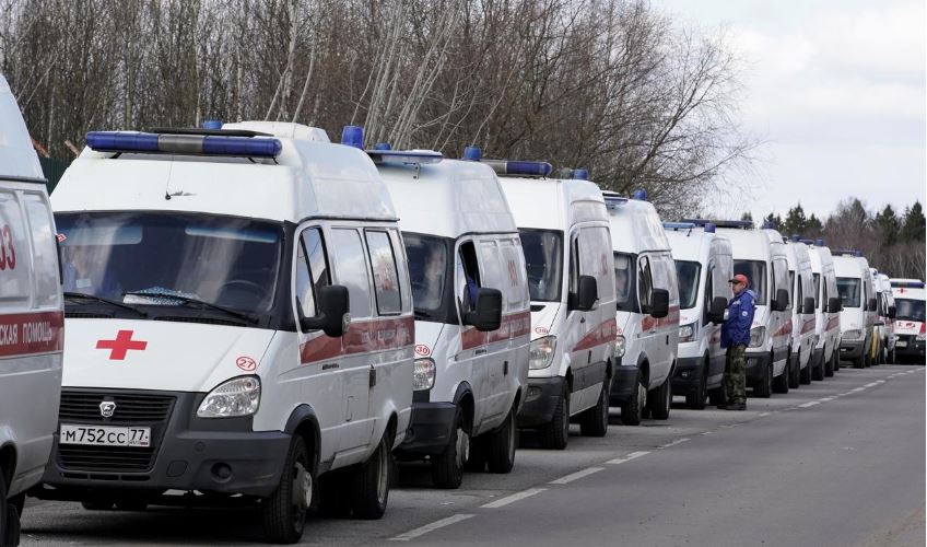 Covid-19 “paralizon” Moskën, radhë të gjata ambulancash para spitaleve