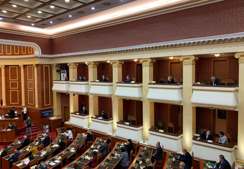 COVID-19 “boshatisi” botën, Spiropali: Nga java e ardhshme do të rritet fasha orare për individët