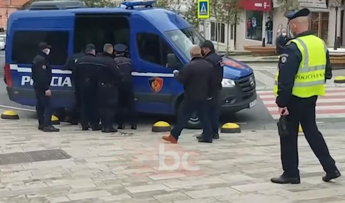 VIDEO/ Pa autorizim nga Tirana në Krujë, i riu arrestohet në mes të qytetit