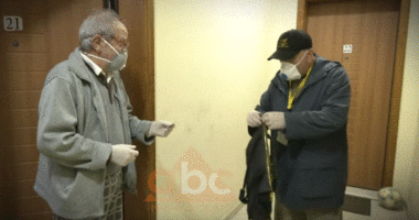 Përshkon dhjetëra kilometra, përlotet postieri: Të moshuarit më puthin kur i çoj paratë në shtëpi