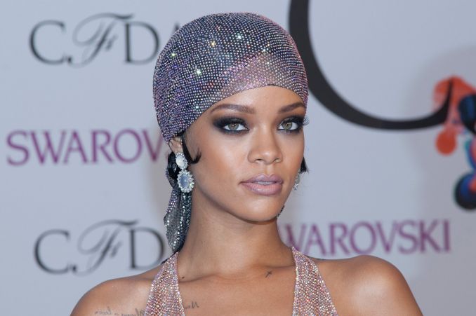 E veshur me durag, Rihanna bën histori në kopertinën e British Vogue