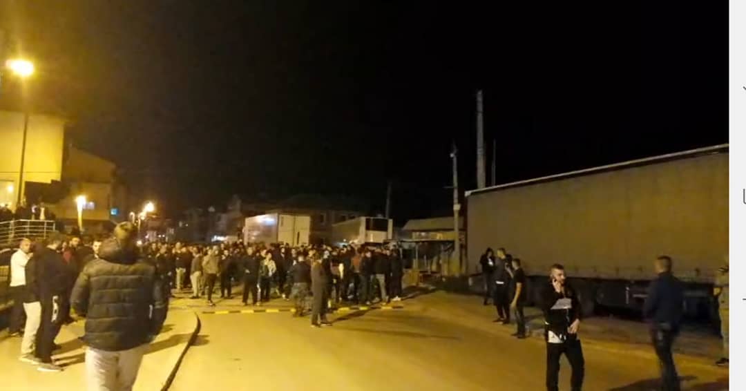 VIDEO / Tre persona në pranga, banorët “thyejnë” orën policore, dalin në rrugët e Shkupit në protestë