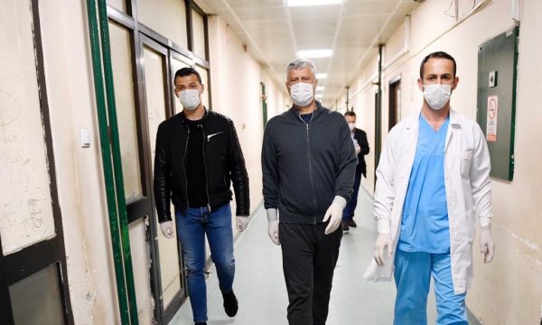 Thaçi “në formë” pak orë pas operacionit, del nga spitali