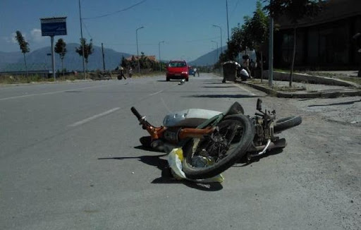 Makina përplas motoçikletën, humb jetën 29 vjeçari