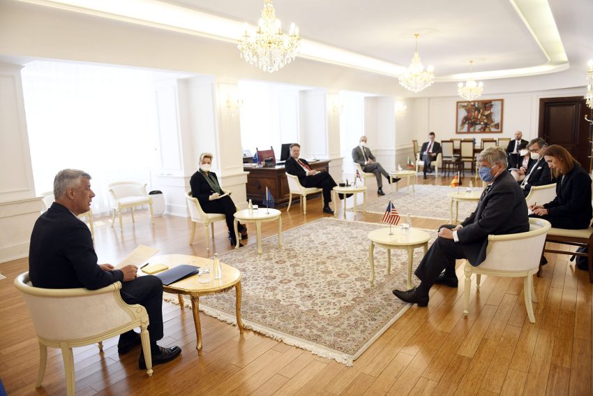 Formimi i qeverisë së re, Thaçi takohet me përfaqësuesit e ambasadave të QUNT-it dhe BE-së