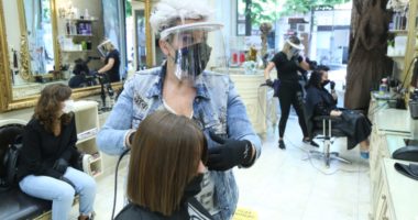 FOTO/ Parukeritë e berberët me maska e doreza, distancë e vogël dhe numër i madh klientësh