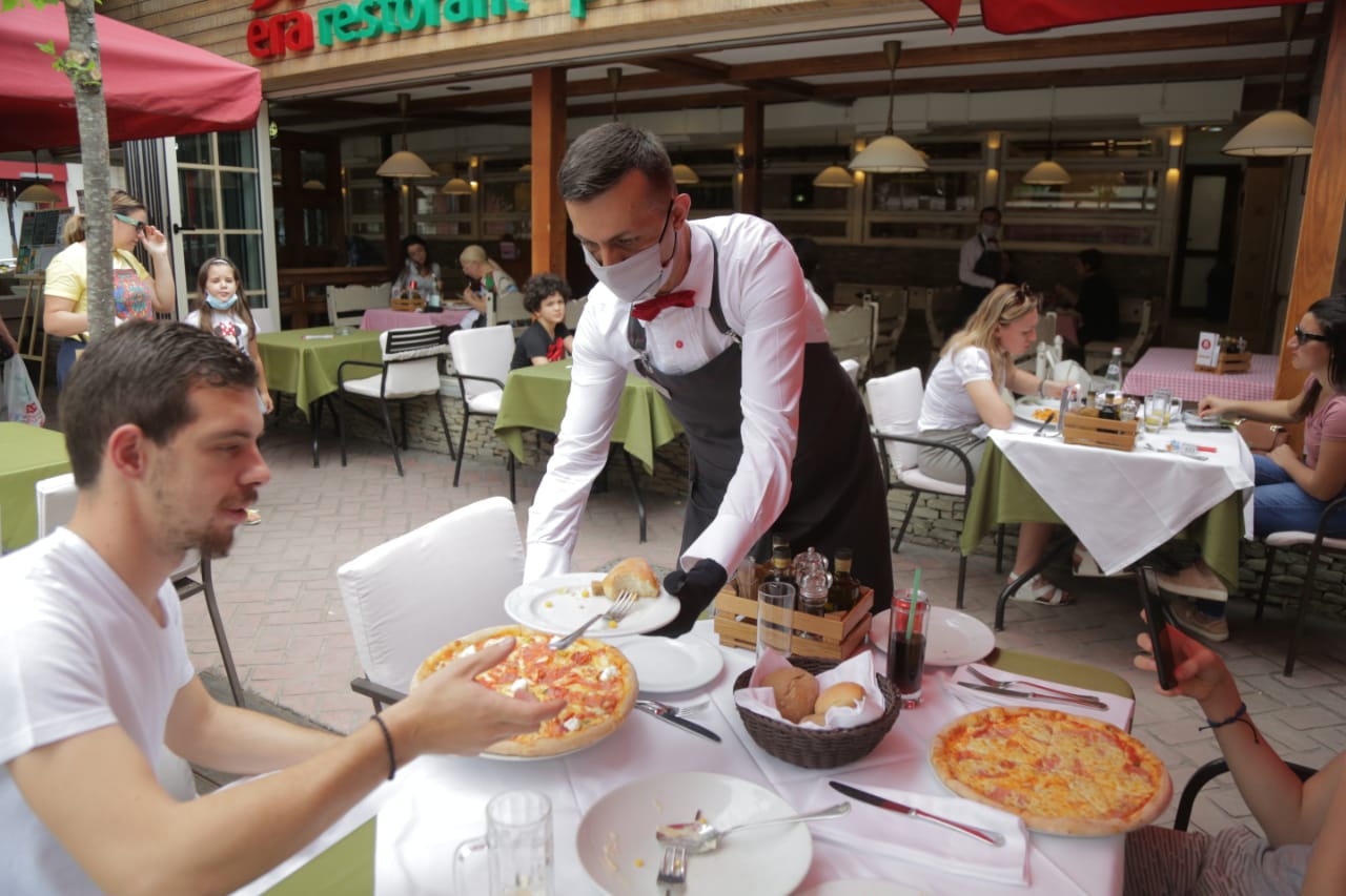 FOTO/ Tirana rinis jetën, restorantet hapen me një lajm të mirë! Maturantët qëndrojnë në distancë