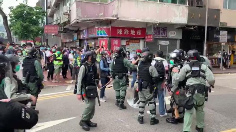 Rikthehen tensionet në Hong Kong, policia hedh ujë dhe gaz lotsjellës drejt protestuesve