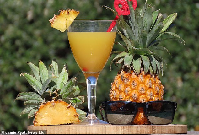 Shitjet e ananasit rriten me 900%, pas ndalimit të pijeve alkoolike