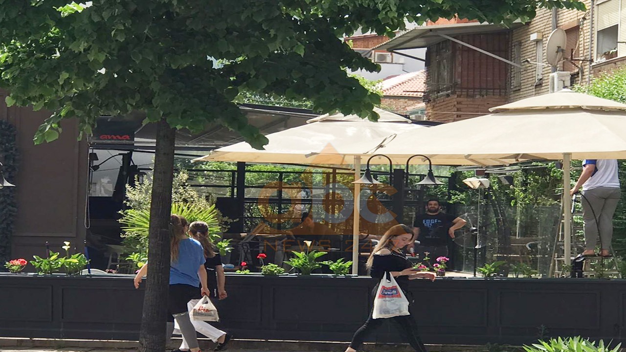 FOTO/ Baret dhe restorantet gati për rihapjen, largohen tavolinat dhe dezinfektim në çdo cep