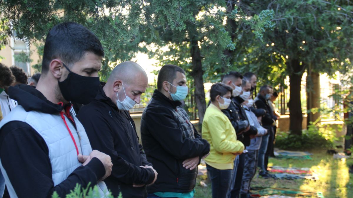 Besimtarët në Maqedoninë e Veriut falin Bajramin me maska