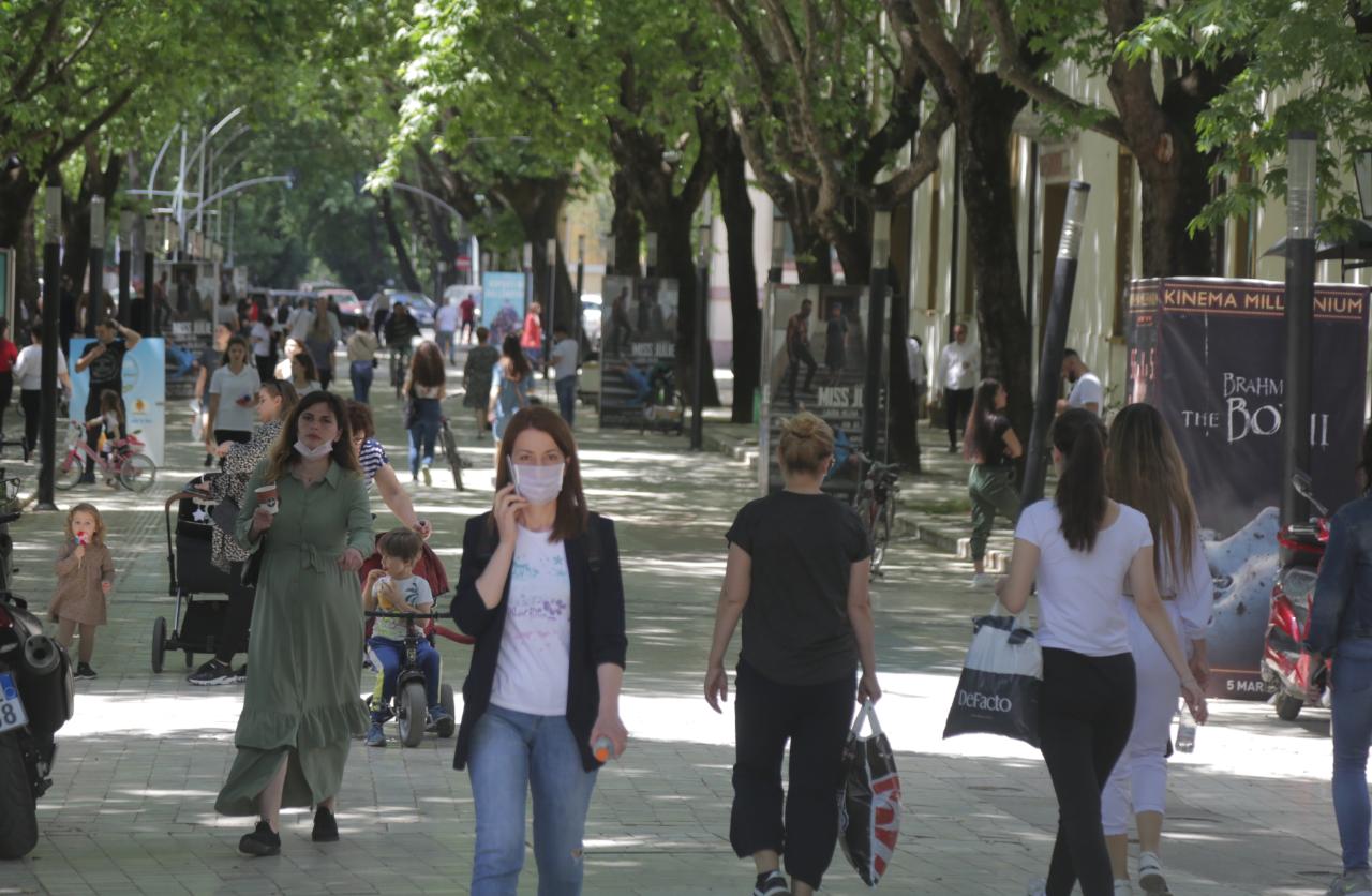 FOTO/ Rinis jeta në Tiranën e “kuqe”, baret dhe restorantet bëhen gati për klientët e parë