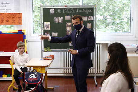 Macron: Fëmijët gradualisht duhet të kthehen në shkolla