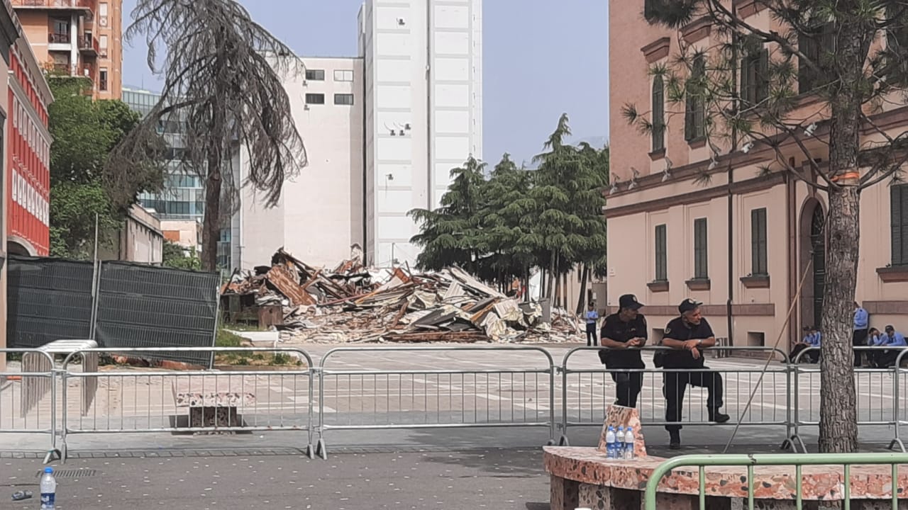 FOTO/ Pluhur dhe rrënoja, çfarë ka mbetur nga Teatri Kombëtar