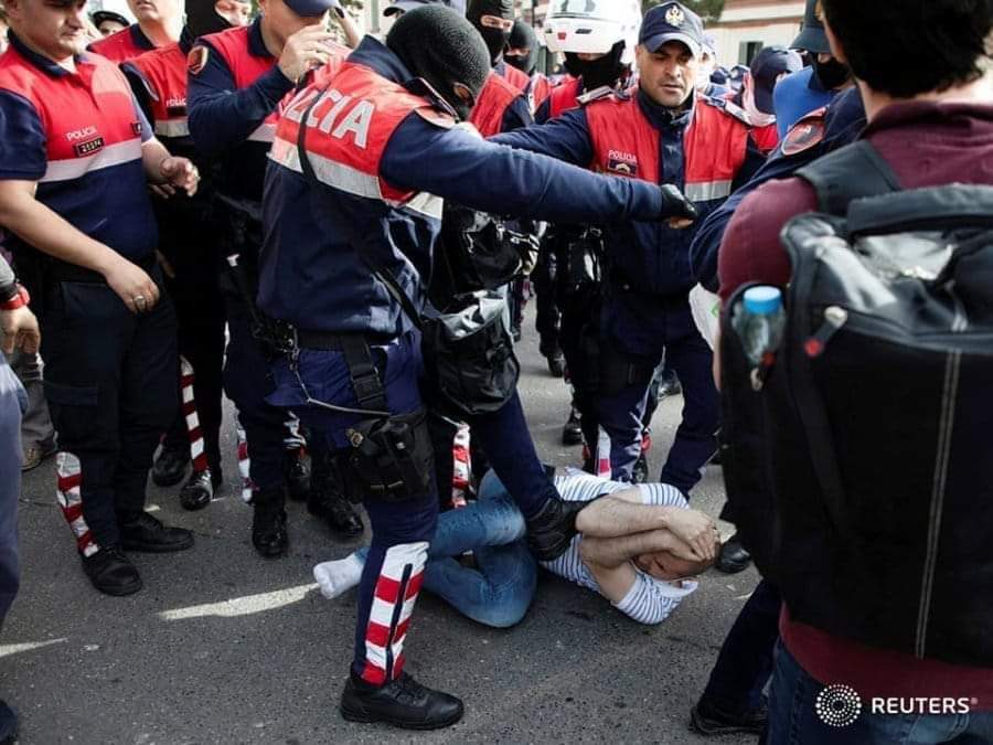 Fotoja e policit të maskuar që godet qytetarin e shtrirë bën xhiron e botës