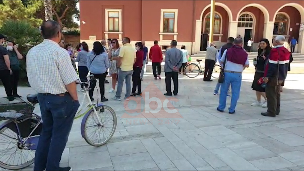 Iu dëmtua shtëpia nga tërmeti, banorët me maska protestë para Bashkisë së Durrësit